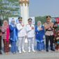 Bupati Bandung Barat, Jeje Ritchie Ismail, didampingi Wakil Bupati Bandung Barat Asep Ismail sesi foto bersama usai upacara peringatan HUT KBB ke-19 di Plaza Mekarsari Kompleks Perkantoran Pemkab Bandung Barat (foto: Abdul Kholilulloh)