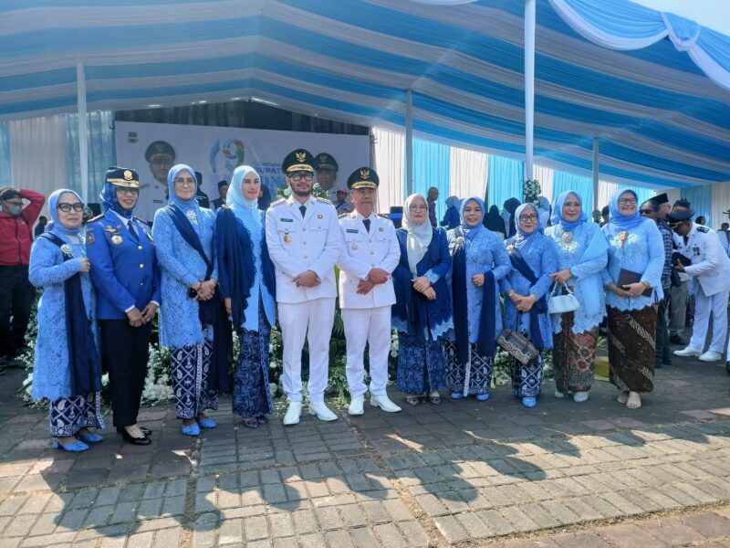 Bupati Bandung Barat, Jeje Ritchie Ismail didampingi Wakil Bupati Bandung Barat Asep Ismail foto bareng bersama jajaran OPD (foto: Abdul Kholilulloh)