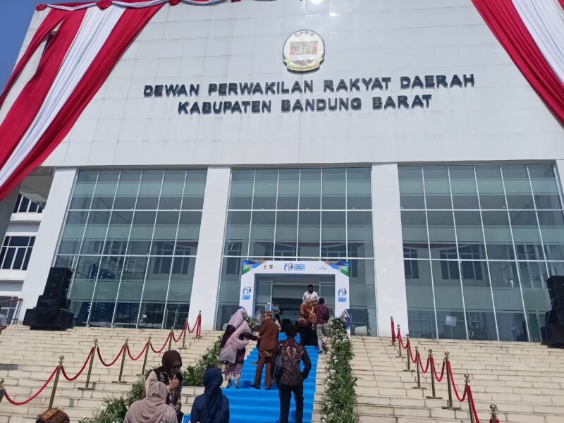 Megahnya perayaan HUT KBB ke-19 di gedung putih DPRD KBB (foto: Abdul Kholilulloh)