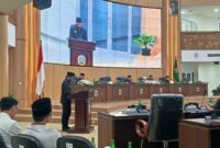 Bupati Bandung Barat Jeje Ritchie Ismail didampingi Wakil Bupati Asep Ismail saat menyampaikan Rancangan Peraturan Daerah (Raperda) tentang Pertanggungjawaban Pelaksanaan APBD Tahun Anggaran 2025 dalam rapat paripurna DPRD Kabupaten Bandung Barat, Senin (29/6/2026). Foto: Abdul Kholilulloh 