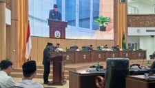 Bupati Bandung Barat Jeje Ritchie Ismail didampingi Wakil Bupati Asep Ismail saat menyampaikan Rancangan Peraturan Daerah (Raperda) tentang Pertanggungjawaban Pelaksanaan APBD Tahun Anggaran 2025 dalam rapat paripurna DPRD Kabupaten Bandung Barat, Senin (29/6/2026). Foto: Abdul Kholilulloh 