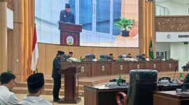 Bupati Bandung Barat Jeje Ritchie Ismail didampingi Wakil Bupati Asep Ismail saat menyampaikan Rancangan Peraturan Daerah (Raperda) tentang Pertanggungjawaban Pelaksanaan APBD Tahun Anggaran 2025 dalam rapat paripurna DPRD Kabupaten Bandung Barat, Senin (29/6/2026). Foto: Abdul Kholilulloh 