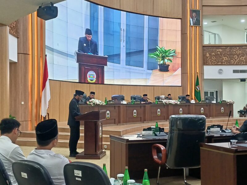 Bupati Bandung Barat Jeje Ritchie Ismail didampingi Wakil Bupati Asep Ismail saat menyampaikan Rancangan Peraturan Daerah (Raperda) tentang Pertanggungjawaban Pelaksanaan APBD Tahun Anggaran 2025 dalam rapat paripurna DPRD Kabupaten Bandung Barat, Senin (29/6/2026). Foto: Abdul Kholilulloh 