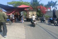 Fakta di balik aksi unjuk rasa yang terjadi di depan PT Royal Abadi Sejahtera, Kampung Cibacang RT 01 RW 04, Desa Cipeundeuy, Kecamatan Padalarang, Selasa (30/6/2026). Foto: Abdul Kholilulloh 