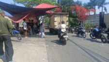Fakta di balik aksi unjuk rasa yang terjadi di depan PT Royal Abadi Sejahtera, Kampung Cibacang RT 01 RW 04, Desa Cipeundeuy, Kecamatan Padalarang, Selasa (30/6/2026). Foto: Abdul Kholilulloh