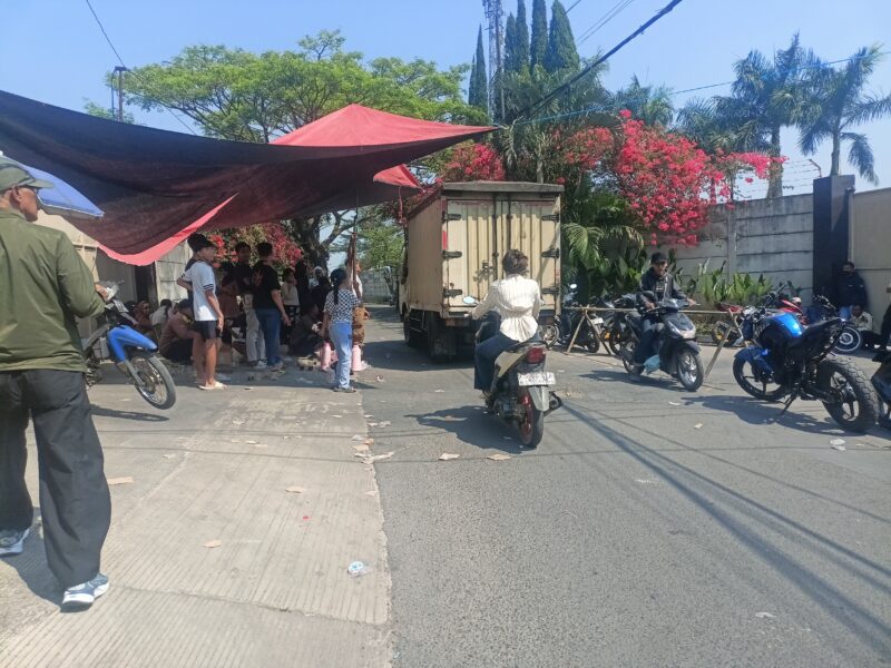 Fakta di balik aksi unjuk rasa yang terjadi di depan PT Royal Abadi Sejahtera, Kampung Cibacang RT 01 RW 04, Desa Cipeundeuy, Kecamatan Padalarang, Selasa (30/6/2026). Foto: Abdul Kholilulloh 