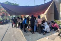 Aksi unjuk rasa yang berlangsung di depan perusahaan di Kampung Cibacang RT 01 RW 04, Desa Cipeundeuy, Kecamatan Padalarang, Kabupaten Bandung Barat, Selasa (30/6/2026). Foto: Abdul Kholilulloh