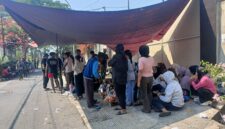 Aksi unjuk rasa yang berlangsung di depan perusahaan di Kampung Cibacang RT 01 RW 04, Desa Cipeundeuy, Kecamatan Padalarang, Kabupaten Bandung Barat, Selasa (30/6/2026). Foto: Abdul Kholilulloh 