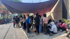 Aksi unjuk rasa yang berlangsung di depan perusahaan di Kampung Cibacang RT 01 RW 04, Desa Cipeundeuy, Kecamatan Padalarang, Kabupaten Bandung Barat, Selasa (30/6/2026). Foto: Abdul Kholilulloh 