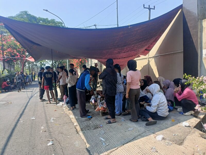 Aksi unjuk rasa yang berlangsung di depan perusahaan di Kampung Cibacang RT 01 RW 04, Desa Cipeundeuy, Kecamatan Padalarang, Kabupaten Bandung Barat, Selasa (30/6/2026). Foto: Abdul Kholilulloh 