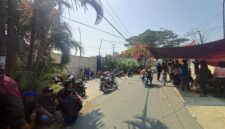 Warga protes PHK sepihak hingga dirikan tenda di PT Royal Sejahtera Abadi di Kampung Cibacang RW 04 RT 01, Desa Cipeundeuy, Kecamatan Padalarang, Kabupaten Bandung Barat, Selasa (30/6/2026). Foto: Abdul Kholilulloh