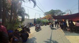 Warga protes PHK sepihak hingga dirikan tenda di PT Royal Sejahtera Abadi di Kampung Cibacang RW 04 RT 01, Desa Cipeundeuy, Kecamatan Padalarang, Kabupaten Bandung Barat, Selasa (30/6/2026). Foto: Abdul Kholilulloh 
