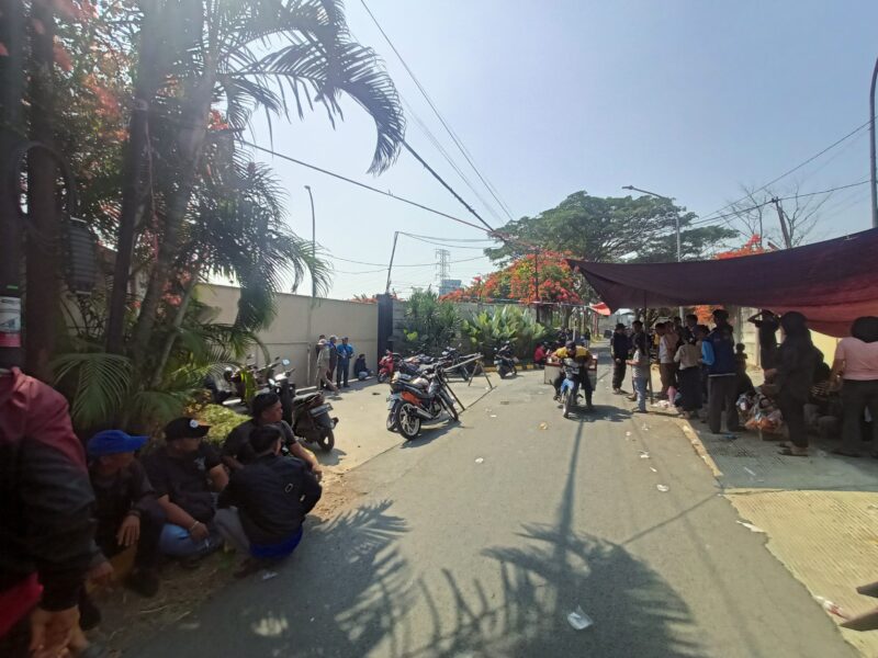 Warga protes PHK sepihak hingga dirikan tenda di PT Royal Sejahtera Abadi di Kampung Cibacang RW 04 RT 01, Desa Cipeundeuy, Kecamatan Padalarang, Kabupaten Bandung Barat, Selasa (30/6/2026). Foto: Abdul Kholilulloh 