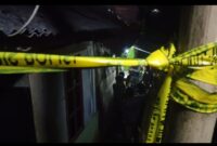 Petugas pasang Garis Police Line di lokasi penemuan mayat gantung diri (foto: Abdul Kholilulloh)