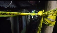 Petugas pasang Garis Police Line di lokasi penemuan mayat gantung diri (foto: Abdul Kholilulloh)