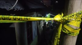 Petugas pasang Garis Police Line di lokasi penemuan mayat gantung diri (foto: Abdul Kholilulloh)
