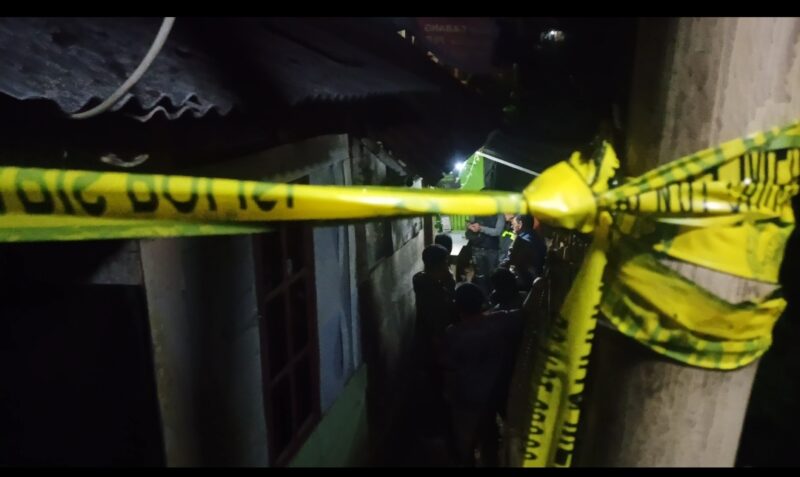 Petugas pasang Garis Police Line di lokasi penemuan mayat gantung diri (foto: Abdul Kholilulloh)