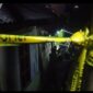 Petugas pasang Garis Police Line di lokasi penemuan mayat gantung diri (foto: Abdul Kholilulloh)