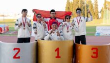 Atlet asal Kabupaten Bandung Barat, Jaenal Aripin, dan para atlet Indonesia didampingi Duta Besar Republik Indonesia untuk Tunisia, Zuhairi Misrawi, usai penyerahan simbolis medali emas pada ajang Grand Prix Para Athletics 2026 yang berlangsung di Tunisia. (Foto: dok. NPCI KBB).