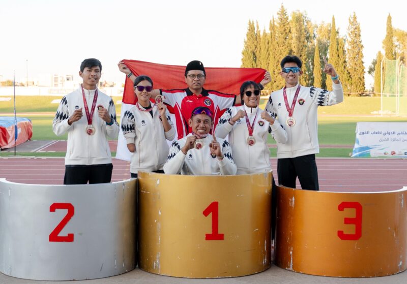 Atlet asal Kabupaten Bandung Barat, Jaenal Aripin, dan para atlet Indonesia didampingi Duta Besar Republik Indonesia untuk Tunisia, Zuhairi Misrawi, usai penyerahan simbolis medali emas pada ajang Grand Prix Para Athletics 2026 yang berlangsung di Tunisia. (Foto: dok. NPCI KBB).