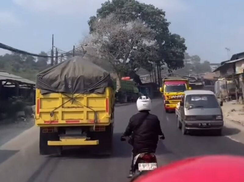 Video penampakan hujan kapur bak salju di Kecamatan Cipatat KBB viral di medsos (foto: tangkapan layar video viral)