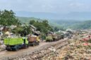 Antrean panjang kendaraan truk sampah di TPA Sarimukti, Kecamatan Cipatat, Kabupaten Bandung Barat (foto: Abdul Kholilulloh)