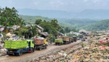 Antrean panjang kendaraan truk sampah di TPA Sarimukti, Kecamatan Cipatat, Kabupaten Bandung Barat (foto: Abdul Kholilulloh)
