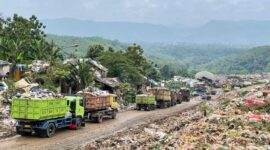Antrean panjang kendaraan truk sampah di TPA Sarimukti, Kecamatan Cipatat, Kabupaten Bandung Barat (foto: Abdul Kholilulloh)