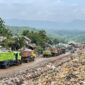 Antrean panjang kendaraan truk sampah di TPA Sarimukti, Kecamatan Cipatat, Kabupaten Bandung Barat (foto: Abdul Kholilulloh)