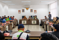 Ketua Komisi IV DPRD Kabupaten Bandung Barat (KBB), Nur Djulaeha, merespons aksi unjuk rasa yang digelar Koalisi Tujuh Serikat Pekerja dan Serikat Buruh di Gedung DPRD KBB, Kamis (30/7/2026), foto: Abdul Kholilulloh