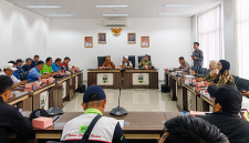 Ketua Komisi IV DPRD Kabupaten Bandung Barat (KBB), Nur Djulaeha, merespons aksi unjuk rasa yang digelar Koalisi Tujuh Serikat Pekerja dan Serikat Buruh di Gedung DPRD KBB, Kamis (30/7/2026), foto: Abdul Kholilulloh