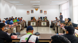 Ketua Komisi IV DPRD Kabupaten Bandung Barat (KBB), Nur Djulaeha, merespons aksi unjuk rasa yang digelar Koalisi Tujuh Serikat Pekerja dan Serikat Buruh di Gedung DPRD KBB, Kamis (30/7/2026), foto: Abdul Kholilulloh