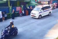 Isak tangis keluarga pecah saat jenazah Ipan tiba di rumah duka di RT 02/RW 10, Desa Batulayang, Kecamatan Cililin, Kabupaten Bandung Barat, pada Jumat (10/7/2026) sekitar pukul 17.30 WIB