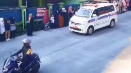 Isak tangis keluarga pecah saat jenazah Ipan tiba di rumah duka di RT 02/RW 10, Desa Batulayang, Kecamatan Cililin, Kabupaten Bandung Barat, pada Jumat (10/7/2026) sekitar pukul 17.30 WIB