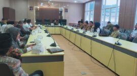 Rapat klarifikasi Desa Ciptagumati Kecamatan Cikalongwetan bersama Komisi III DPRD KBB di Ruang Badan Musyawarah (Bamus) DPRD KBB, Senin (13/7/2026).
