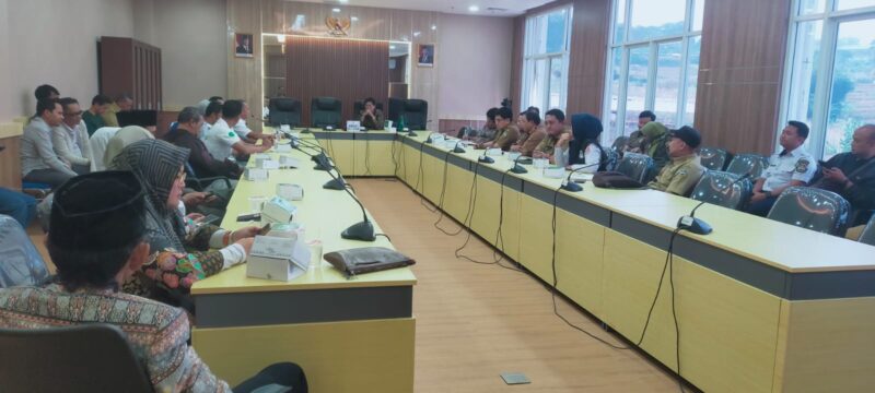 Rapat klarifikasi Desa Ciptagumati Kecamatan Cikalongwetan bersama Komisi III DPRD KBB di Ruang Badan Musyawarah (Bamus) DPRD KBB, Senin (13/7/2026).