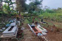Pembangunan Disperkim Bandung Barat TPU tanah wakaf untuk warga RW 29 dan RW 30 Perumahan Graha Padalarang. yang berlokasi di wilayah administrasi RW 26 Perumahan Permata Padalarang, Desa Jayamekar, Kecamatan Padalarang (foto: Abdul Kholilulloh)