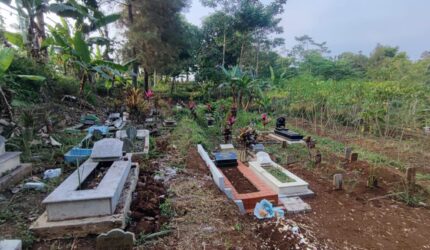 Disperkim Bandung Barat Diduga Catut Lahan TPU di Padalarang, Warga Hentikan Sementara Proyek Pembangunan