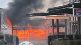 Kebakaran melanda sebuah gudang rongsok di Kampung Panyairan RT 03 RW 02, Desa Cigugur Girang, Kecamatan Parongpong, Kabupaten Bandung Barat (KBB), pada Rabu (29/7/2026) siang.