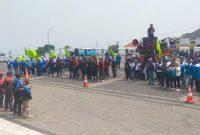 Aksi demo Koalisi Tujuh Serikat Pekerja dan Serikat Buruh Kabupaten Bandung Barat (KBB) di Kantor DPRD dan Pemerintah Kabupaten Bandung Barat, Kamis (30/7/2026). Foto: Abdul Kholilulloh 