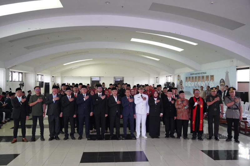 Bupati Bandung Barat, Jeje Ritchie Ismail melantik 2 Pejabat Pimpinan Tinggi Pratama, 56 Pejabat Administrator, dan 60 Pejabat Fungsional yang terdiri atas 25 tenaga kesehatan, 2 guru, dan 33 tenaga teknis.