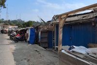 Insiden angin baling-baling helikopter yang merusak tiga jongko di Pasar Barukai, Desa Jambudipa, Kecamatan Cisarua, Kabupaten Bandung Barat (KBB), Kamis (30/7/2026). Foto: Abdul Kholilulloh