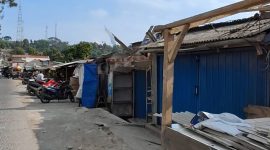 Insiden angin baling-baling helikopter yang merusak tiga jongko di Pasar Barukai, Desa Jambudipa, Kecamatan Cisarua, Kabupaten Bandung Barat (KBB), Kamis (30/7/2026). Foto: Abdul Kholilulloh 