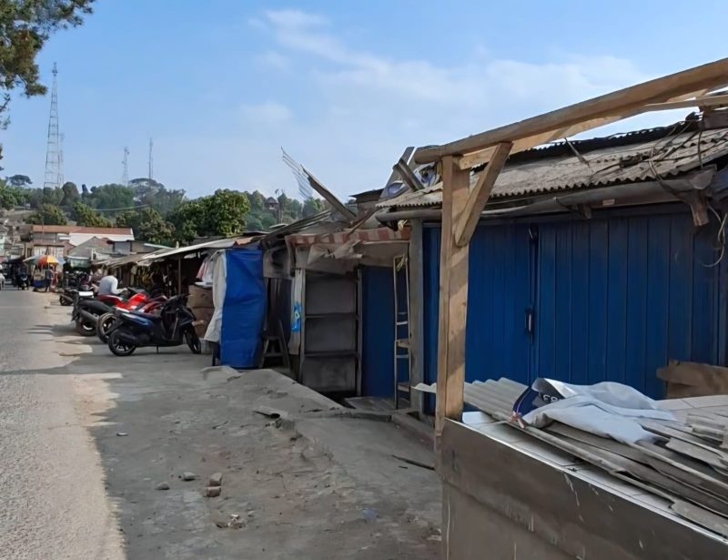 Insiden angin baling-baling helikopter yang merusak tiga jongko di Pasar Barukai, Desa Jambudipa, Kecamatan Cisarua, Kabupaten Bandung Barat (KBB), Kamis (30/7/2026). Foto: Abdul Kholilulloh 