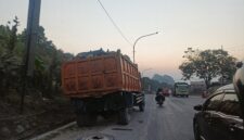 Hujan kapur mencemari udara di kawasan Padalarang-Cipatat KBB (foto: Abdul Kholilulloh)