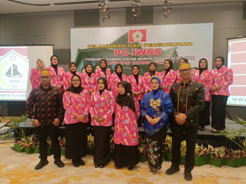 Pengurus Ikatan Wanita Sulawesi Selatan (IWSS) Kabupaten Bandung Barat (KBB) resmi dilantik (foto: Abdul Kholilulloh)