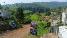 DPRD KBB tutup lokasi proyek pembangunan perumahan di Desa Ciptagumati, Kecamatan Cikalongwetan (foto: Abdul Kholilulloh)