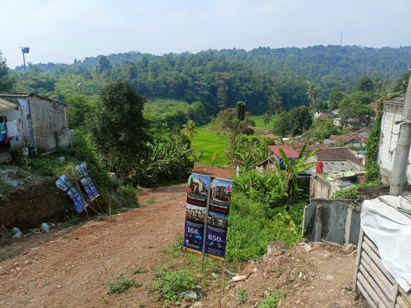 DPRD KBB tutup lokasi proyek pembangunan perumahan di Desa Ciptagumati, Kecamatan Cikalongwetan (foto: Abdul Kholilulloh)