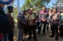Kepala Kantor Pertanahan ATR/BPN Kabupaten Bandung Barat (KBB), Gunung Jayalaksana, mendampingi Wakil Ketua Komisi III DPRD RI, Fraksi Partai Demokrat, Dr. H. Dede Yusuf Macan Effendi menyerahkan sertipikat Program Pendaftaran Tanah Sistematis Lengkap (PTSL) di Padalarang (foto: Abdul Kholilulloh)