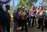 Kepala Kantor Pertanahan ATR/BPN Kabupaten Bandung Barat (KBB), Gunung Jayalaksana, mendampingi Wakil Ketua Komisi III DPRD RI, Fraksi Partai Demokrat, Dr. H. Dede Yusuf Macan Effendi menyerahkan sertipikat Program Pendaftaran Tanah Sistematis Lengkap (PTSL) di Padalarang (foto: Abdul Kholilulloh)